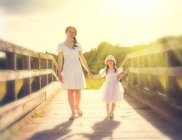 Mãe e filha caminhando . — Fotografia de Stock