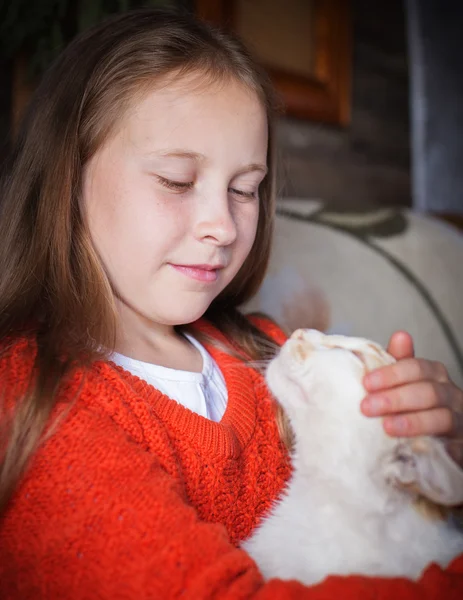 Bir kedi okşayarak köylü kızı. — Stok fotoğraf