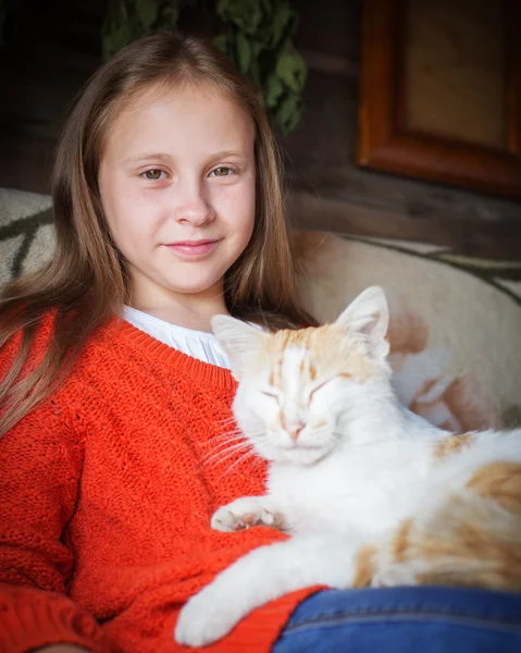 País menina acariciando um gato . — Fotografia de Stock