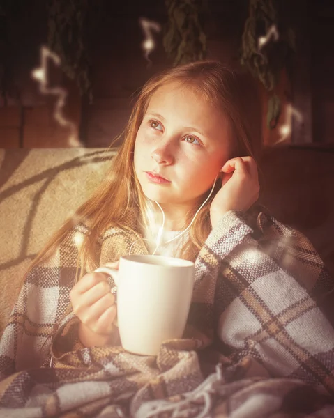 Junges schönes Mädchen Kind mit Tasse Kaffee. — Stockfoto