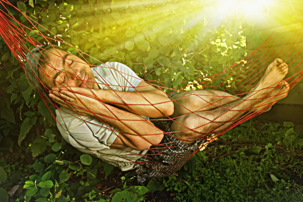Άνθρωπος στον ύπνο στην αιώρα. — Φωτογραφία Αρχείου