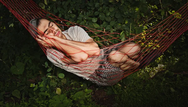 Man slapen in een hangmat. — Stockfoto