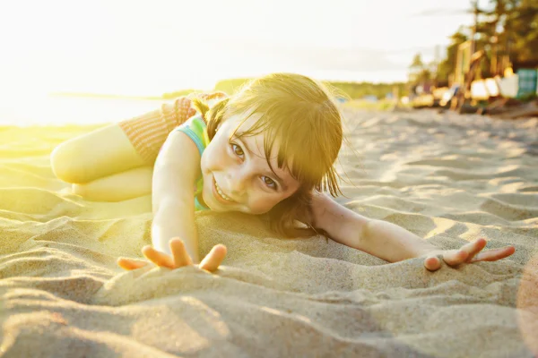 Κορίτσι σχετικά με τη φύση του ηλιοβασιλέματος. — Φωτογραφία Αρχείου