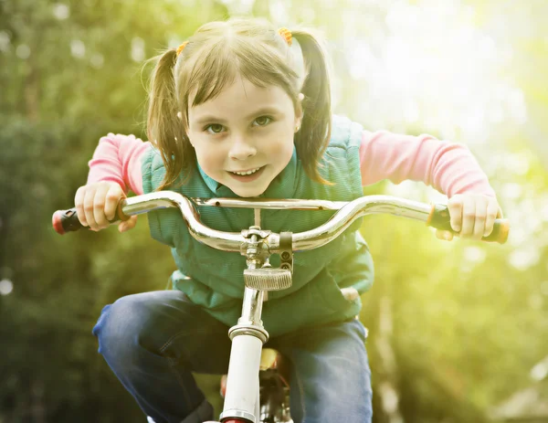クローズ アップを運転の自転車に子供. — ストック写真