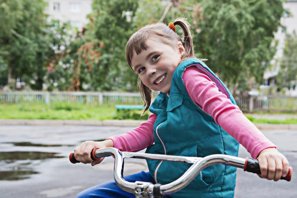Sorrindo menina em uma bicicleta . — Fotografia de Stock