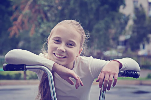 Uśmiechnięta dziewczynka na rowerze. — Zdjęcie stockowe