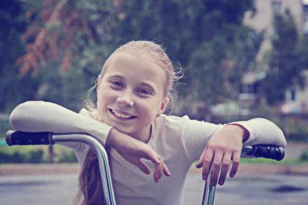 Leende liten flicka på cykel. — Stockfoto