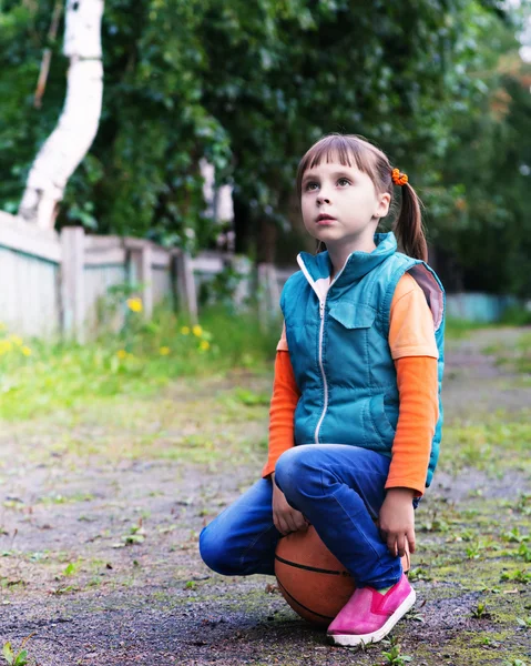 Holčička s míčem v parku. — Stock fotografie