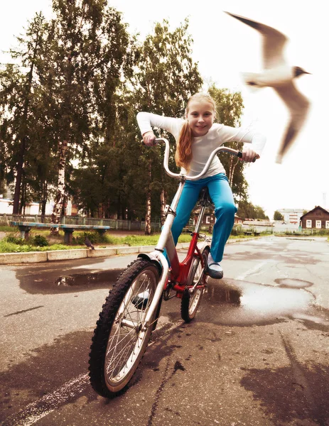 Dítě na kole závodní vpřed. — Stock fotografie