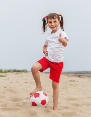 Plaj Futbolu oynayan çocuk.