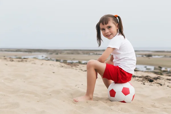 Dítě hrající v plážový fotbal. — Stock fotografie