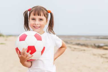 Plaj Futbolu oynayan çocuk.