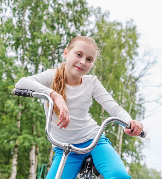 自転車で笑顔の少女. — ストック写真