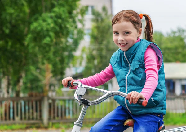 自転車で笑顔の少女. — ストック写真