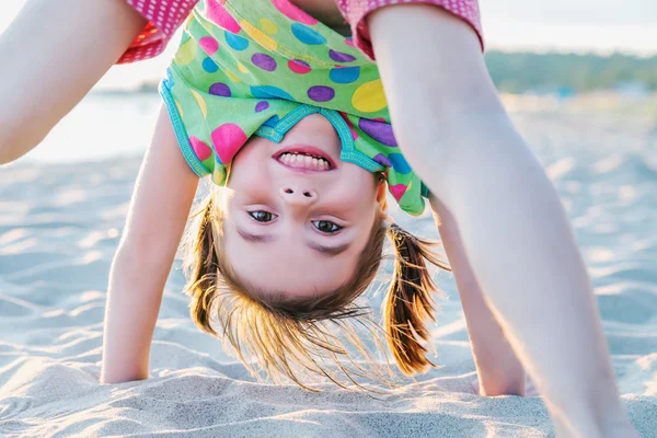 Meisje spelen op het strand. — Stockfoto