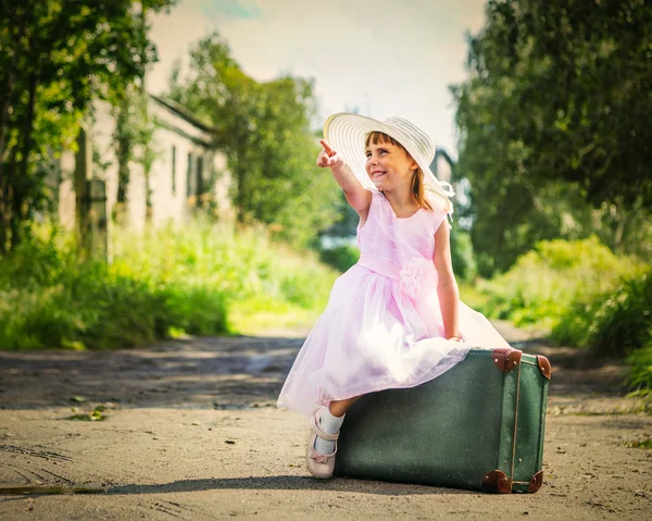 Dziecko w czeka na transport. — Zdjęcie stockowe