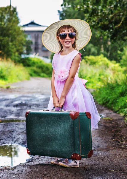 Χαρούμενο κορίτσι με μια βαλίτσα. — Φωτογραφία Αρχείου