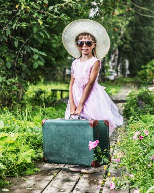 Bir çanta ile neşeli kız.