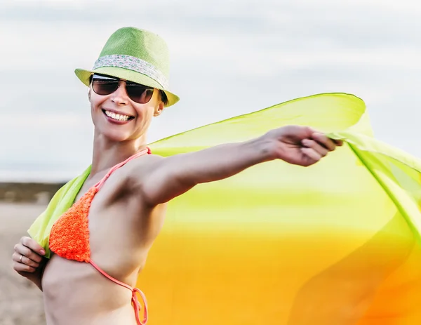 Ragazza in pareo al tramonto in mare . — Foto Stock