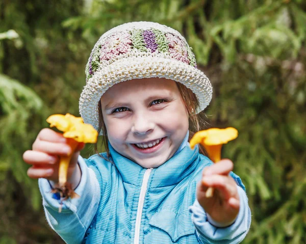 Jong meisje met cantharellen champignons. — Stockfoto