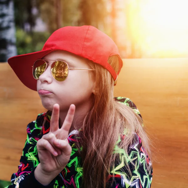 Flicka tonåring i solglasögon. — Stockfoto