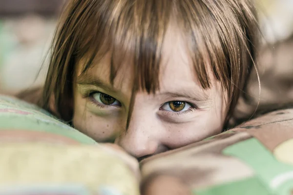 Felice bambino lussureggiante a letto . — Foto Stock