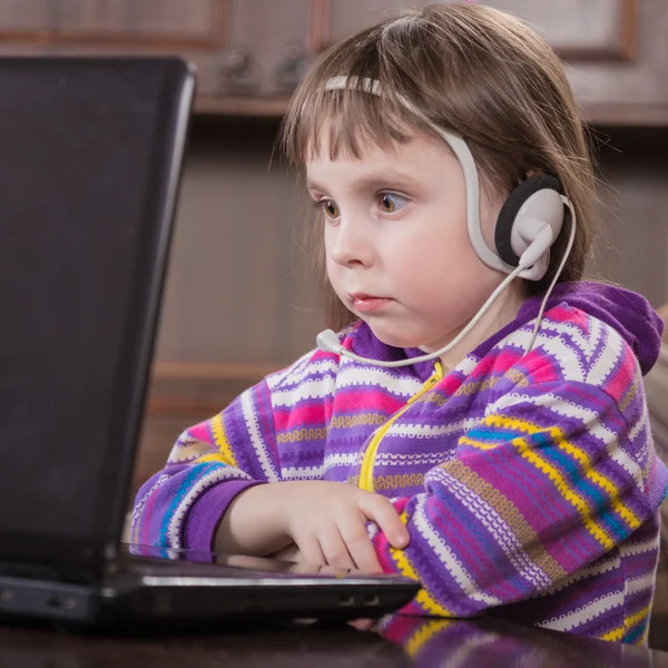 Menina usando laptop. — Fotografia de Stock