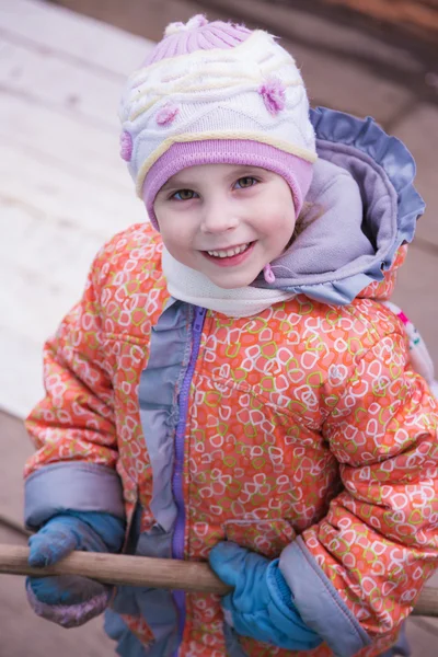 Glückliches Kind in warmer Kleidung . — Stockfoto