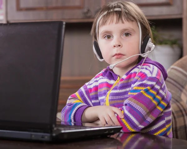 Menina usando laptop. — Fotografia de Stock