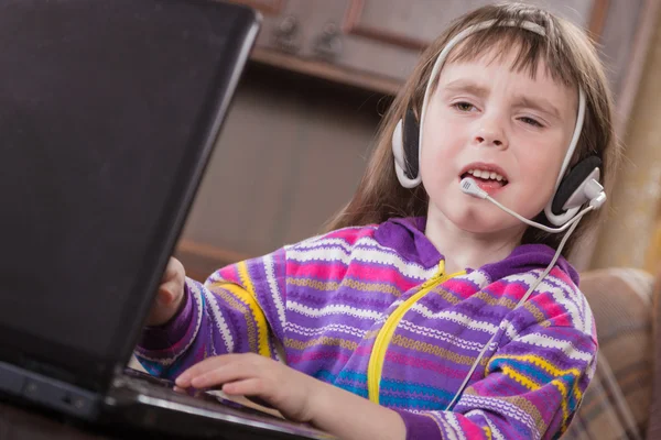 Menina usando laptop. — Fotografia de Stock