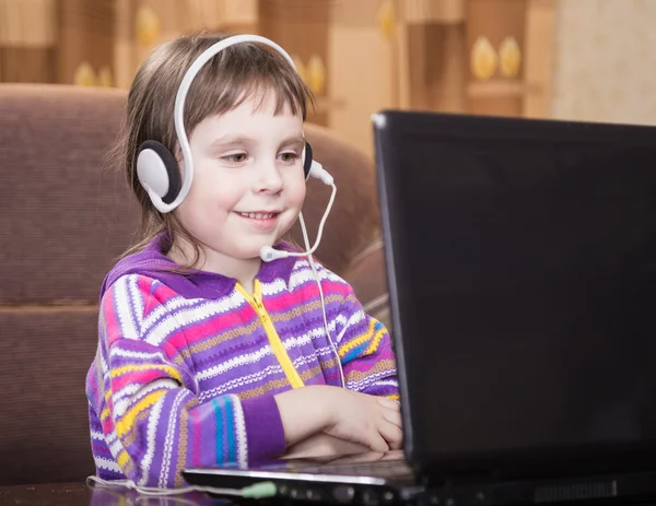 Ragazza utilizzando il computer portatile. — Foto Stock