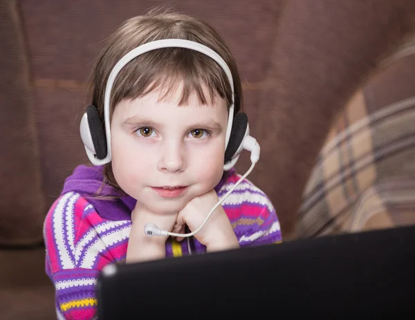 Ragazza utilizzando il computer portatile. — Foto Stock