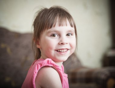 Küçük bir kızın yakın plan portresi..