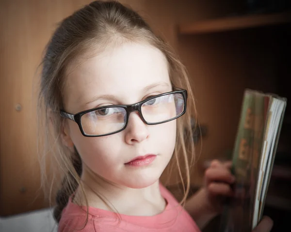 Κορίτσι χαριτωμένο παιδί στο σπίτι φορώντας γυαλιά. — Φωτογραφία Αρχείου
