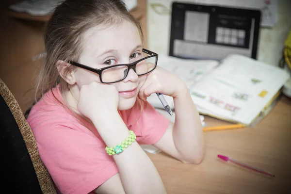 Menina fazer aulas escritas . — Fotografia de Stock