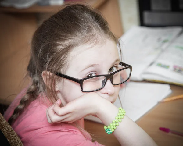 Chica hacer lecciones escritas . — Foto de Stock