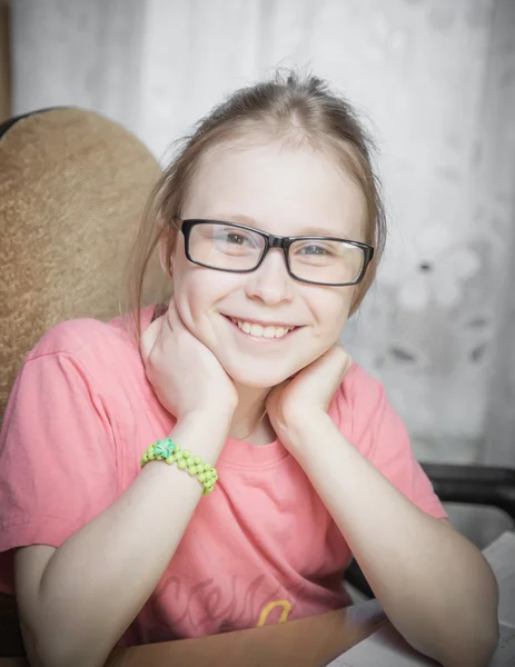 Linda niña en casa mientras usa gafas . — Foto de Stock