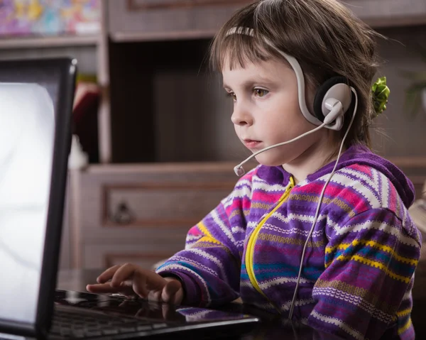 Mädchen mit Laptop. — Stockfoto