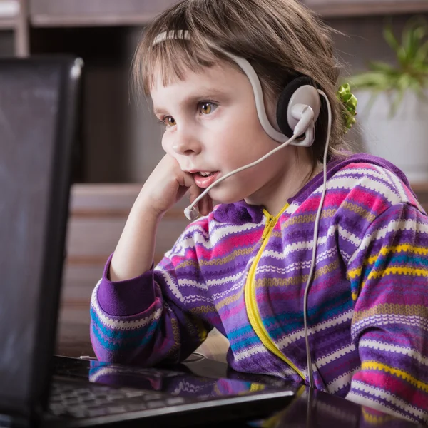 Menina usando laptop. — Fotografia de Stock