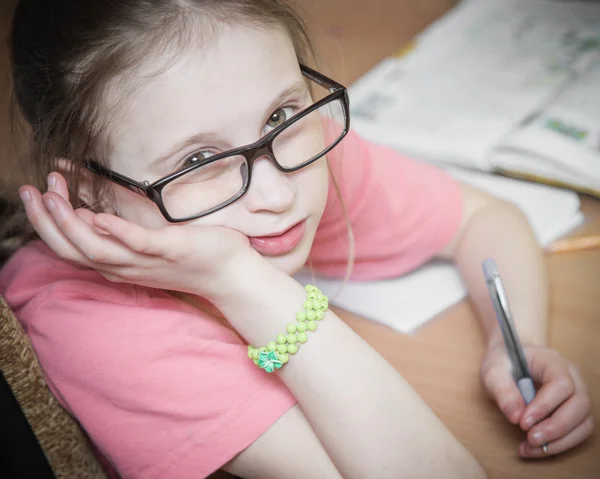 Κορίτσι κάνει γραπτή μαθήματα. — Φωτογραφία Αρχείου
