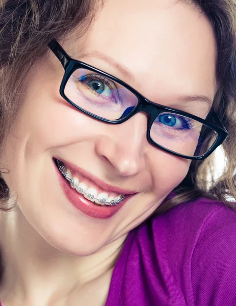 Beautiful smiling girl wearing braces. — Stock Photo, Image