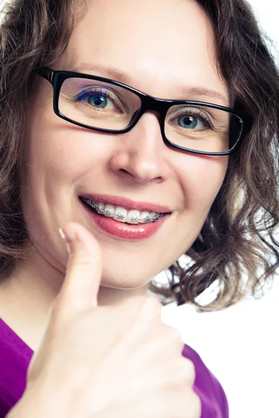 Menina sorridente bonita vestindo aparelho . — Fotografia de Stock