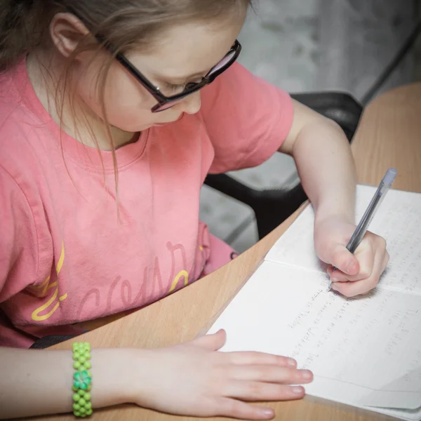 Κορίτσι κάνει γραπτή μαθήματα. — Φωτογραφία Αρχείου