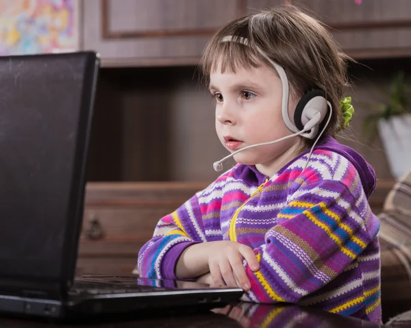 Menina usando laptop. — Fotografia de Stock