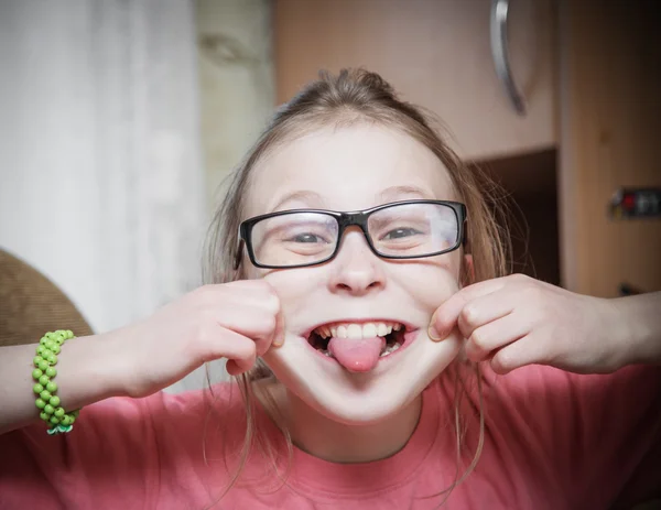 Αστείο κορίτσι με τα γυαλιά. — Φωτογραφία Αρχείου