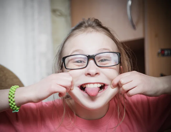 Lustiges Mädchen mit Brille. — Stockfoto