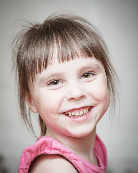 Närbild porträtt av en liten flicka. — Stockfoto