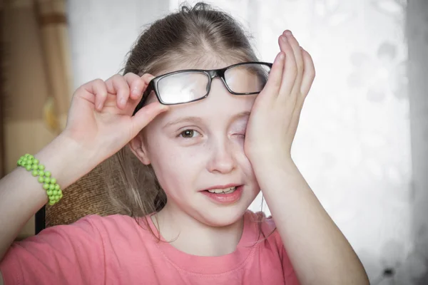 Bang kind gesloten zijn handen over ogen. — Stockfoto