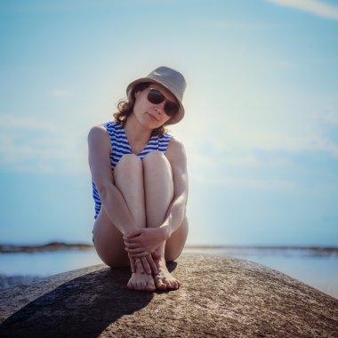 Güzel kız yaz gün.