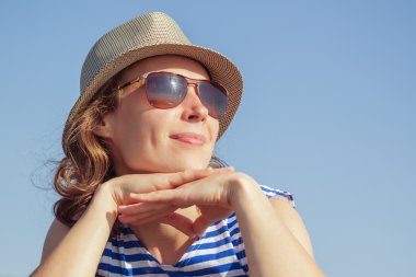 bir plajda güzel bir kız.